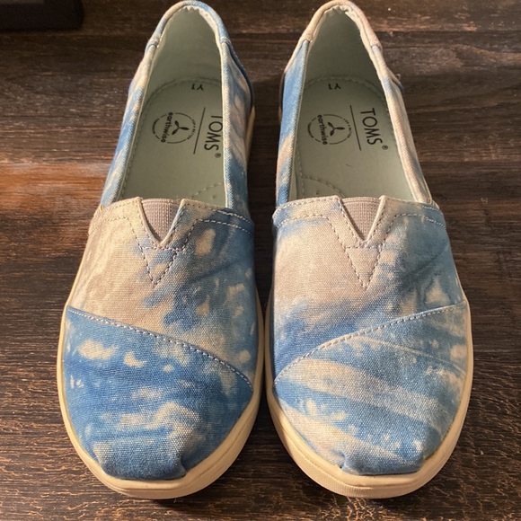 Kids Toms… Tie Dye - Picture 2 of 9